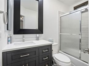 6540 Hayvenhurst Avenue 3, Lake Balboa CA 91406