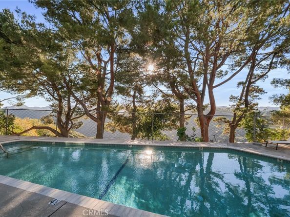 2345 Roscomare 302, Los Angeles CA 90077