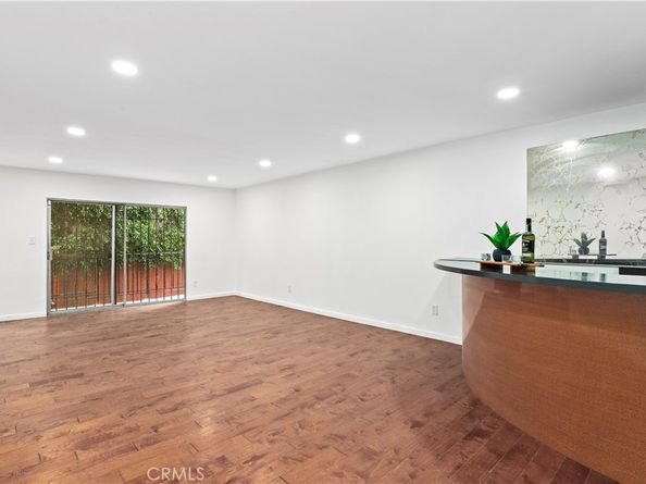 1045 N Kings Road 105, West Hollywood CA 90069