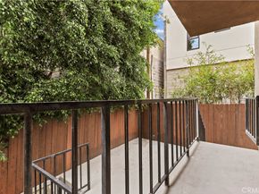 1045 N Kings Road 105, West Hollywood CA 90069