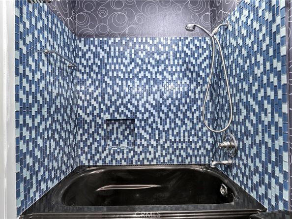 1045 N Kings Road 105, West Hollywood CA 90069