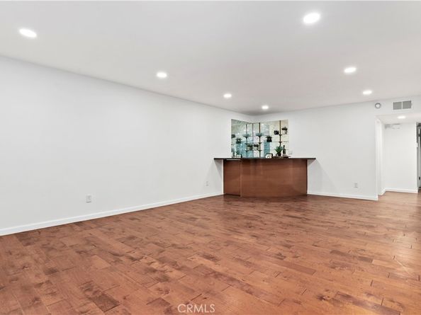 1045 N Kings Road 105, West Hollywood CA 90069