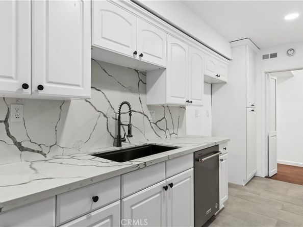 1045 N Kings Road 105, West Hollywood CA 90069