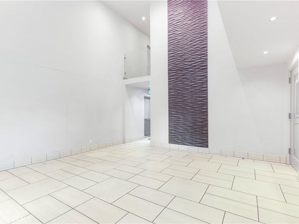 1045 N Kings Road 105, West Hollywood CA 90069