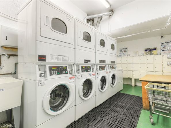 1045 N Kings Road 105, West Hollywood CA 90069