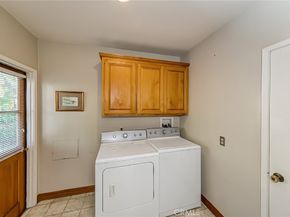 1042 E Tujunga Ave, Burbank CA 91501