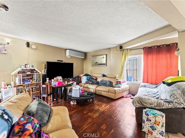 2424 West Boulevard, Los Angeles CA 90016