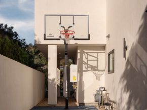 2608 Zorada Drive, Los Angeles CA 90046