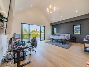 3932 Glencoe Avenue, Venice CA 90291