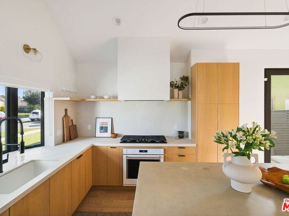 3039 Vineyard Avenue, Los Angeles CA 90016