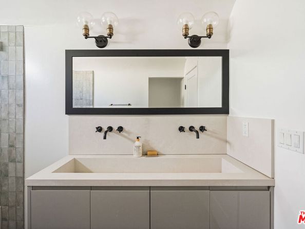 3039 Vineyard Avenue, Los Angeles CA 90016