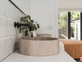 3039 Vineyard Avenue, Los Angeles CA 90016