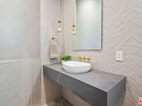 836 S Muirfield Road, Los Angeles CA 90005