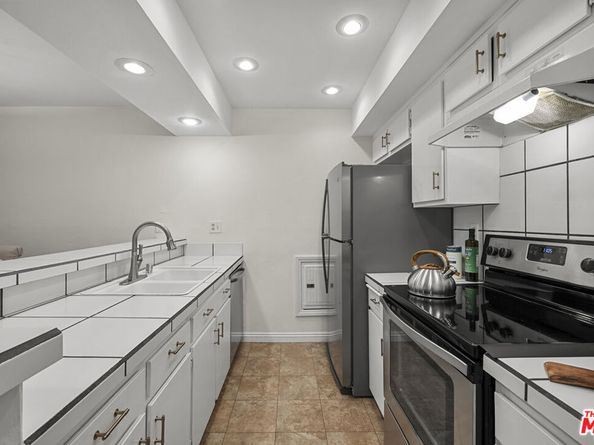 1230 N Sweetzer Avenue 213, West Hollywood CA 90069