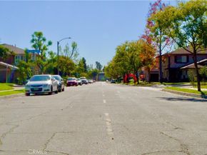 1126 W Calle De La Luna # 4, Azusa CA 91702