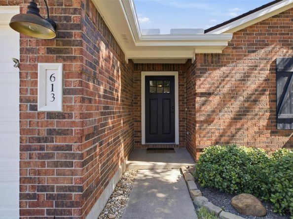 613 Glen Valley LN, Leander TX 78641