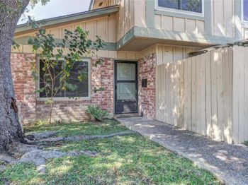 901 E Village LN