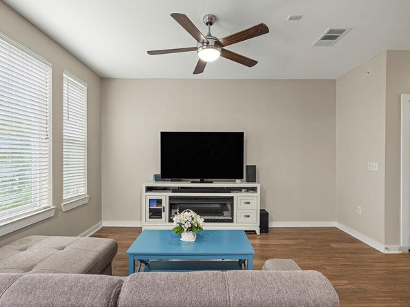 1900 Barton Springs RD 5033, Austin TX 78704