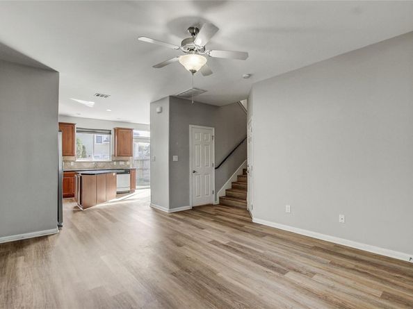 512 Eberhart LN 1207, Austin TX 78745