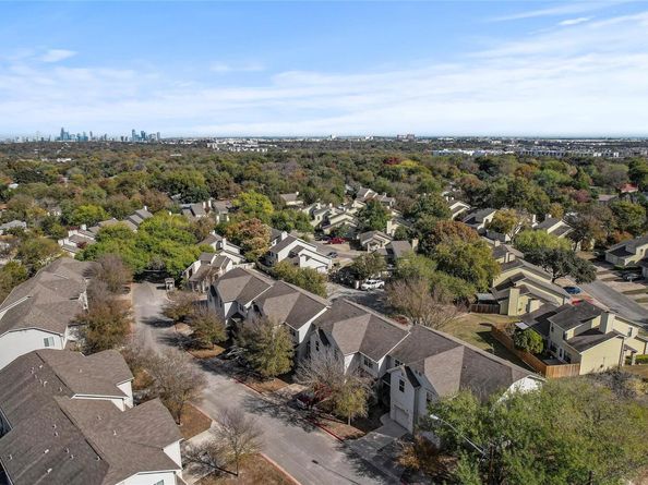 512 Eberhart LN 1207, Austin TX 78745