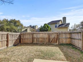 512 Eberhart LN 1207, Austin TX 78745