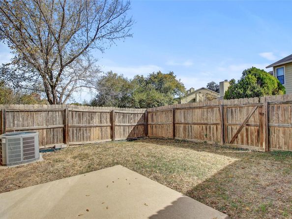 512 Eberhart LN 1207, Austin TX 78745