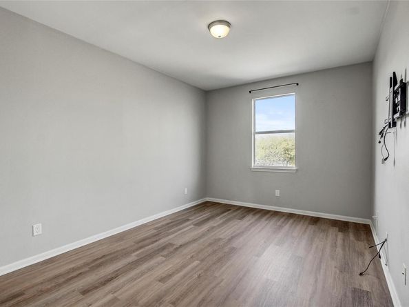 512 Eberhart LN 1207, Austin TX 78745