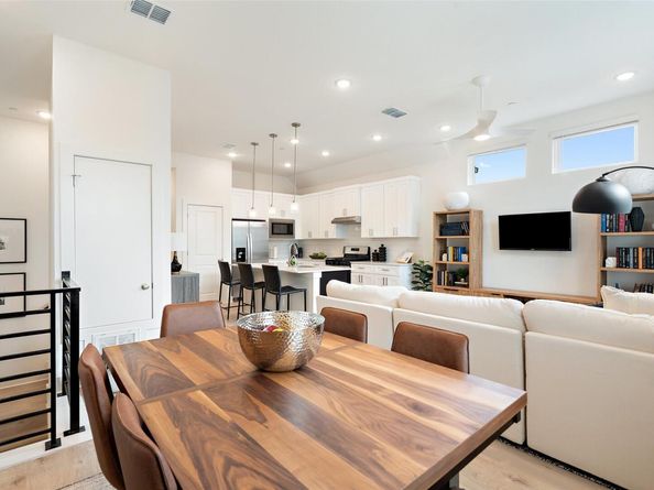 200 W 56th ST 7104, Austin TX 78751