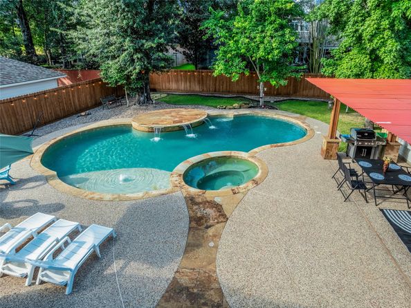 27 N Terrace Mill Circle, The Woodlands TX 77382