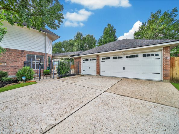 27 N Terrace Mill Circle, The Woodlands TX 77382