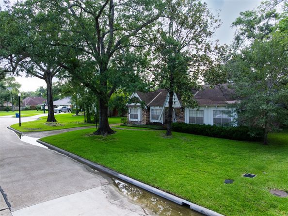 8630 Cedarbrake Drive, Spring Valley Village TX 77055