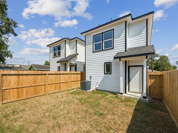 320 Clearwater st, Houston TX 77029