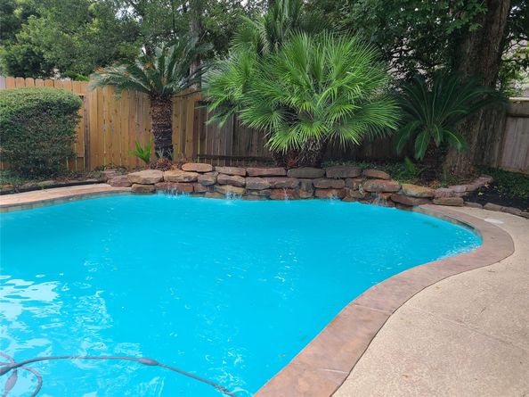 2103 Winding Hollow Court, Conroe TX 77385
