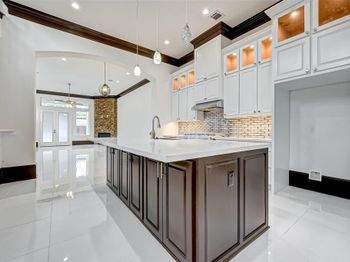 825 W 16th Street