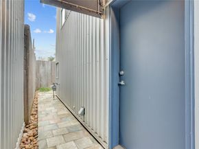 2720 Chenevert Street, Houston TX 77004