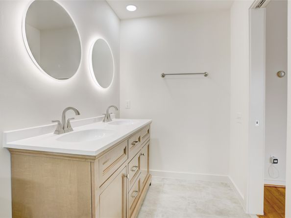 2720 Chenevert Street, Houston TX 77004