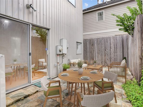 2720 Chenevert Street, Houston TX 77004