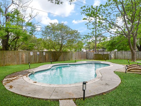 5902 Hummingbird Street, Houston TX 77096