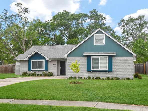 5902 Hummingbird Street, Houston TX 77096