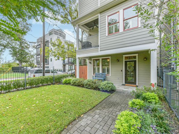 240 E Woodland Street, Houston TX 77009