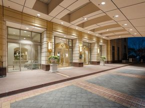1000 Uptown Park Boulevard 101, Houston TX 77056