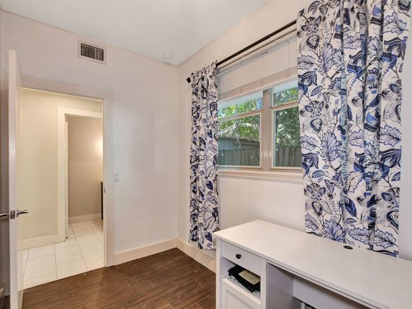 5219 Kiam Street E, Houston TX 77007