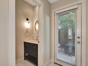 5219 Kiam Street E, Houston TX 77007
