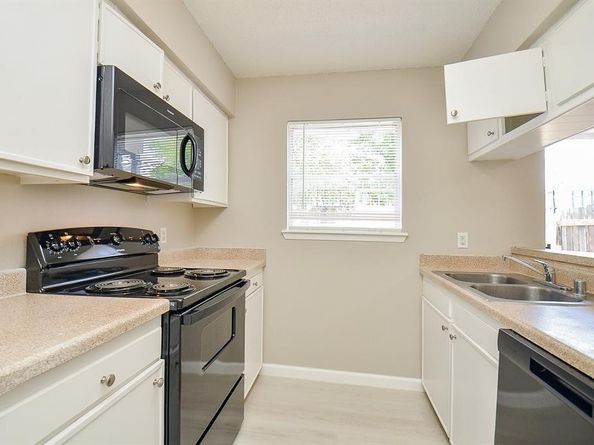 1950 Spenwick Drive 302, Houston TX 77055