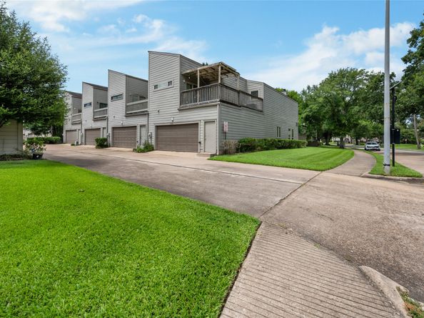 11709 Lakeside Place Drive 232, Houston TX 77077