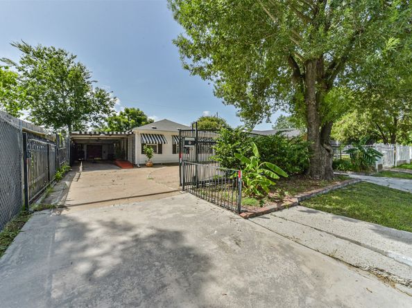 8064 Milredge Street, Houston TX 77017