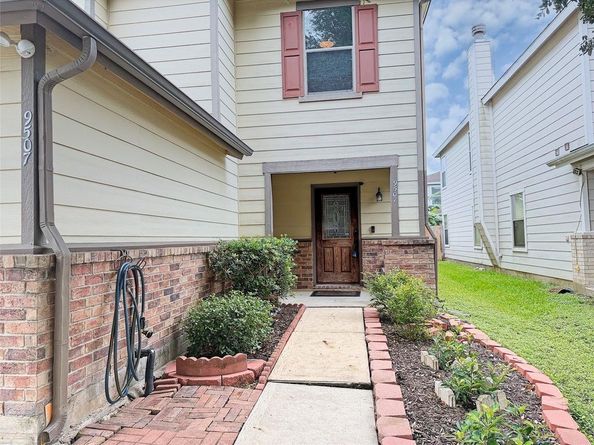 9507 Narnia Springs Court, Houston TX 77075