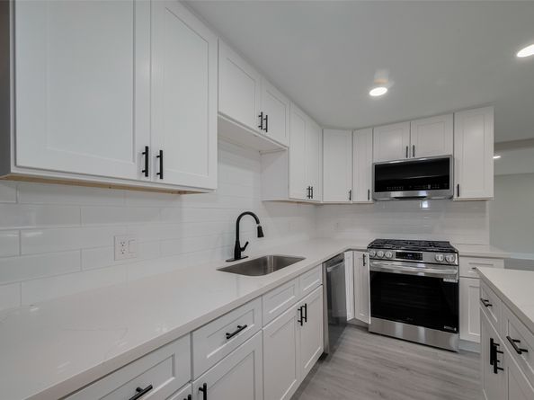 1985 Sherwood Forest Street, Houston TX 77043