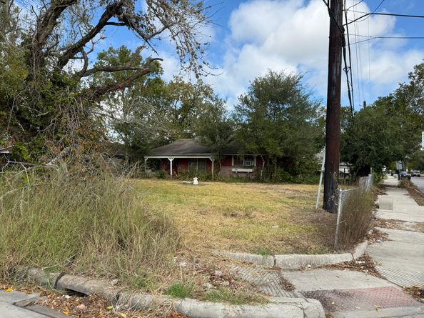 5875 Reed Road, Houston TX 77033