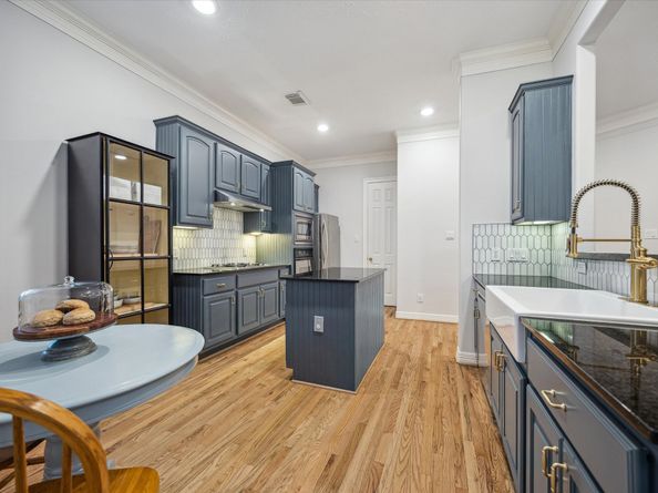 1315 Shady Villa Pine, Houston TX 77055